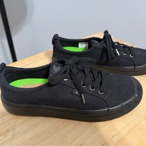 Cariuma all Black Canvas OCA Low - size 9